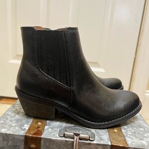Black Chelsea Ankle Boots with Elastic Panels